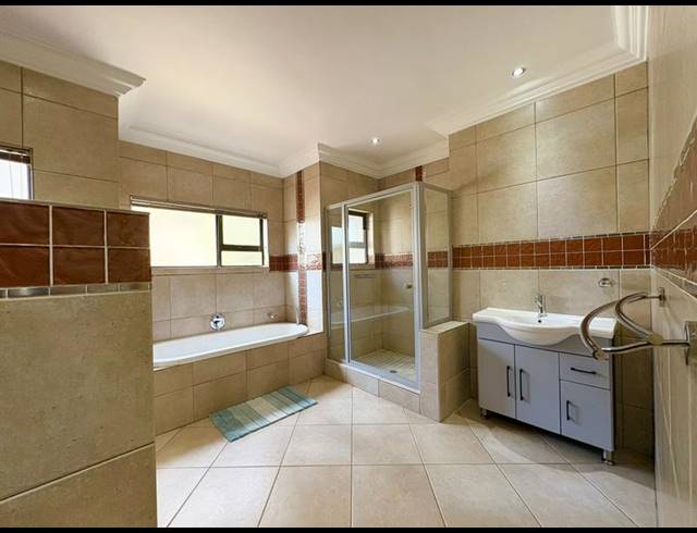 7 BEDROOM HOUSE FOR SALE IN MIDSTREAM ESTATE